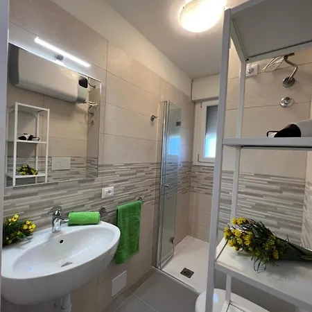 Апартаменты Twin Pine Trees Flats, Near