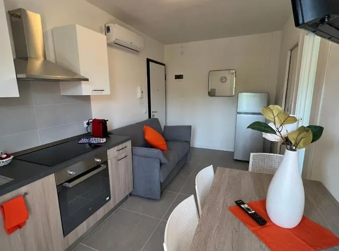 Twin Pine Trees Flats, Near * Μπιμπιόνε