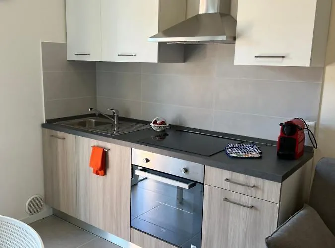 Twin Pine Trees Flats, Near Μπιμπιόνε