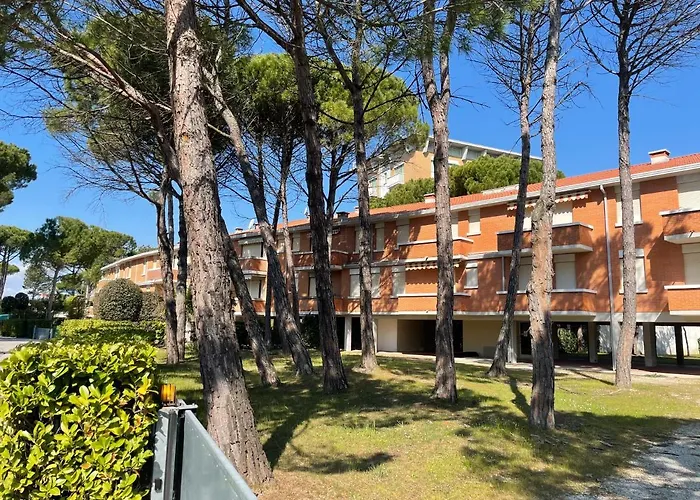 Twin Pine Trees Flats, Near Διαμέρισμα