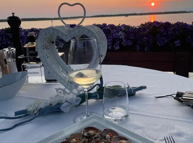 Twin Pine Trees Flats, Near * Μπιμπιόνε