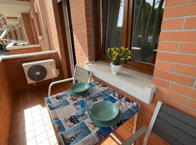 Twin Pine Trees Flats, Near Apartment *